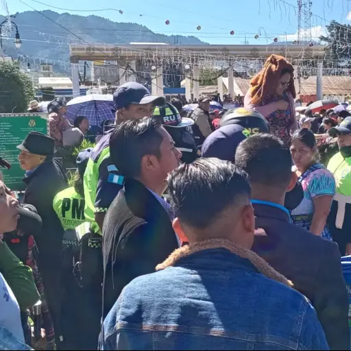 Las personas se conglomeraron al observar la tensa situación en el lugar. ,Bomberos Voluntarios