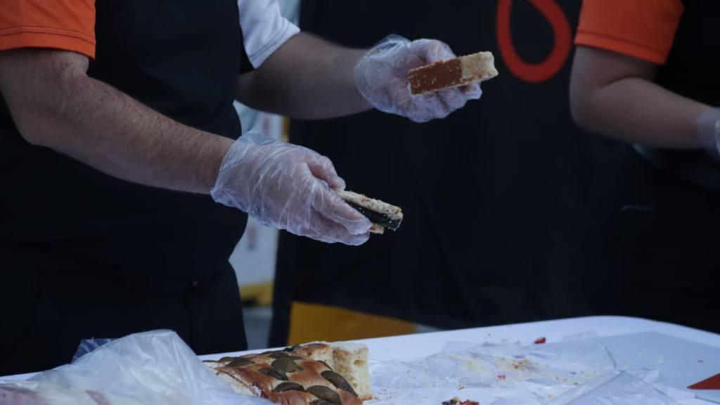 Rosca gigante marca inicio de actividades 2026 de Anfora Guatemala. | Alex Meoño