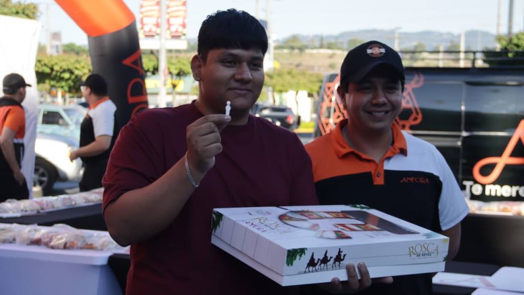 Rosca gigante marca inicio de actividades 2026 de Anfora Guatemala. | Alex Meoño