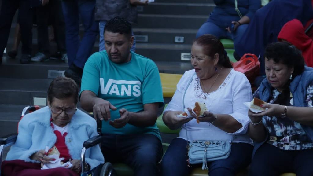 Rosca gigante marca inicio de actividades 2026 de Anfora Guatemala. | Alex Meoño