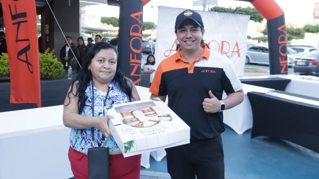 Rosca gigante marca inicio de actividades 2026 de Anfora Guatemala. | Alex Meoño