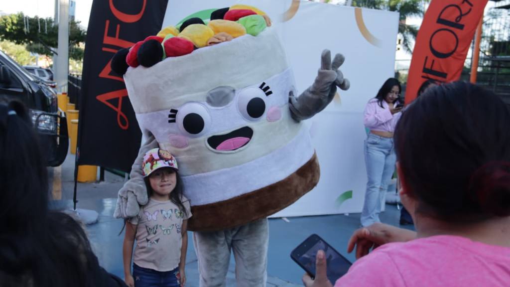 Rosca gigante marca inicio de actividades 2026 de Anfora Guatemala. | Alex Meoño