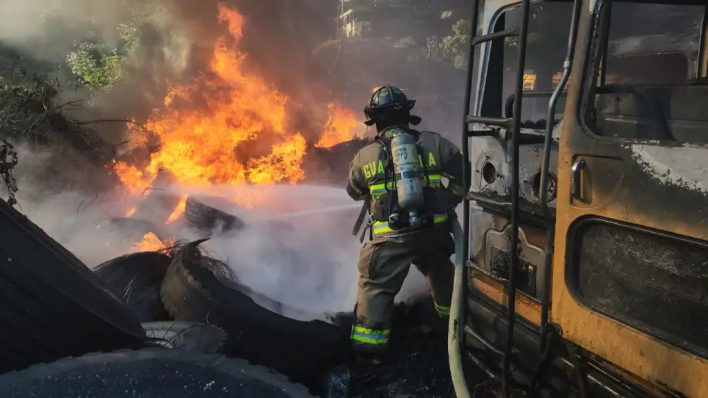 Incendio consume buses en predio de Santa Catarina Pinula