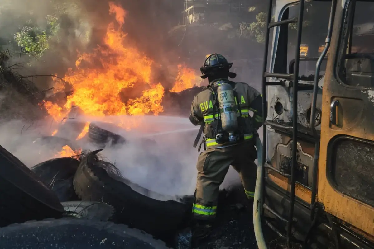 Incendio consume buses en predio de Santa Catarina Pinula