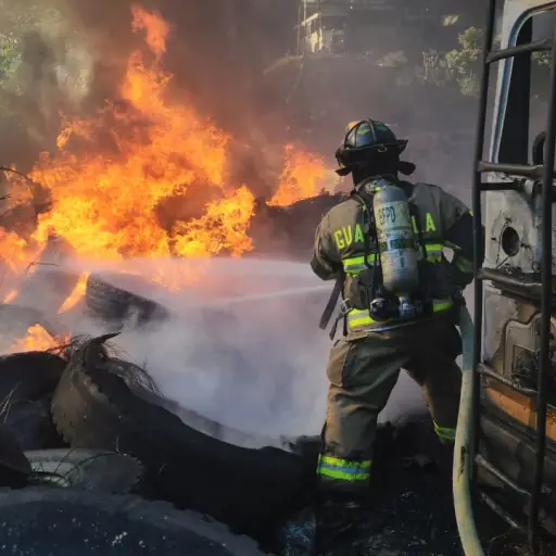 Incendio consume buses en predio de Santa Catarina Pinula