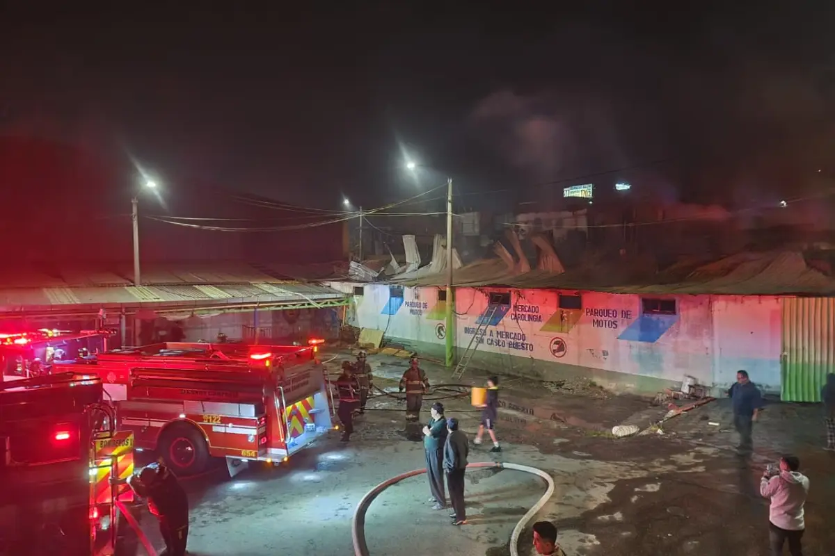 El fuego ha consumido varios locales del mercado Carolingia, en Mixco., Bomberos Voluntarios
