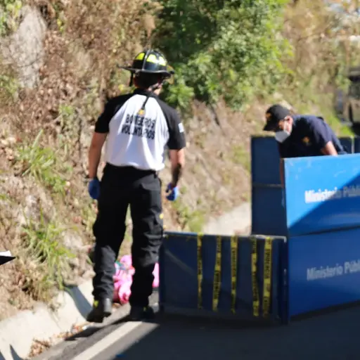 El cuerpo fue encontrado a un costado de la carretera, en Villa Canales. ,Bomberos Voluntarios