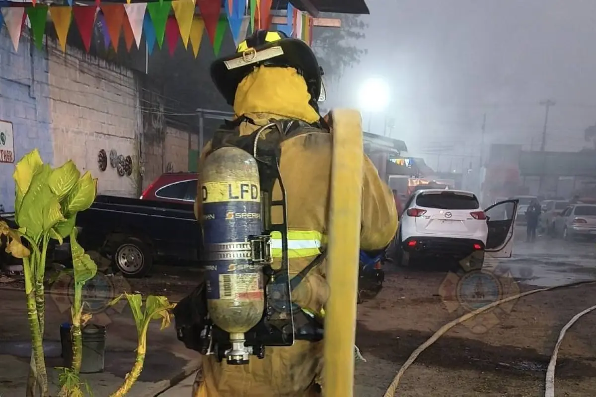 El fuego consumió varios vehículos que se encontraban en un predio de Chimaltenango., Bomberos Voluntarios