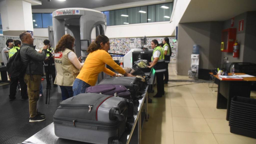 DGAC presenta nuevos escáner en aeropuerto internacional La Aurora. | Omar Solís/EU