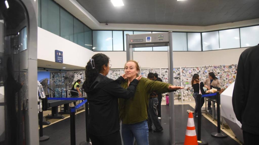 DGAC presenta nuevos escáner en aeropuerto internacional La Aurora. | Omar Solís/EU