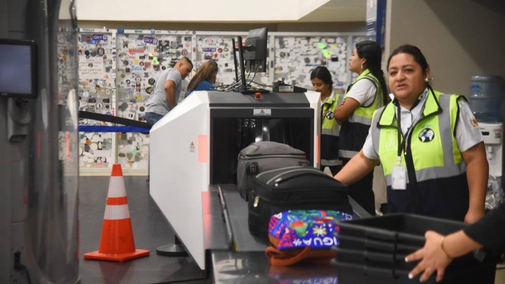 DGAC presenta nuevos escáner en aeropuerto internacional La Aurora. | Omar Solís/EU
