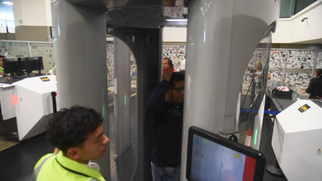 DGAC presenta nuevos escáner en aeropuerto internacional La Aurora. | Omar Solís/EU