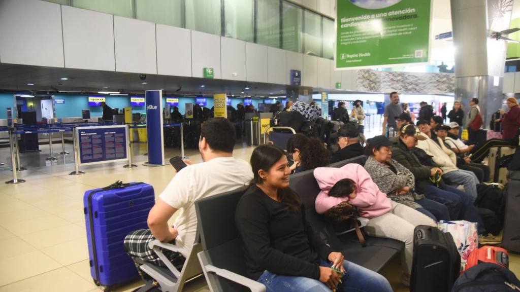 DGAC presenta nuevos escáner en aeropuerto internacional La Aurora. | Omar Solís/EU