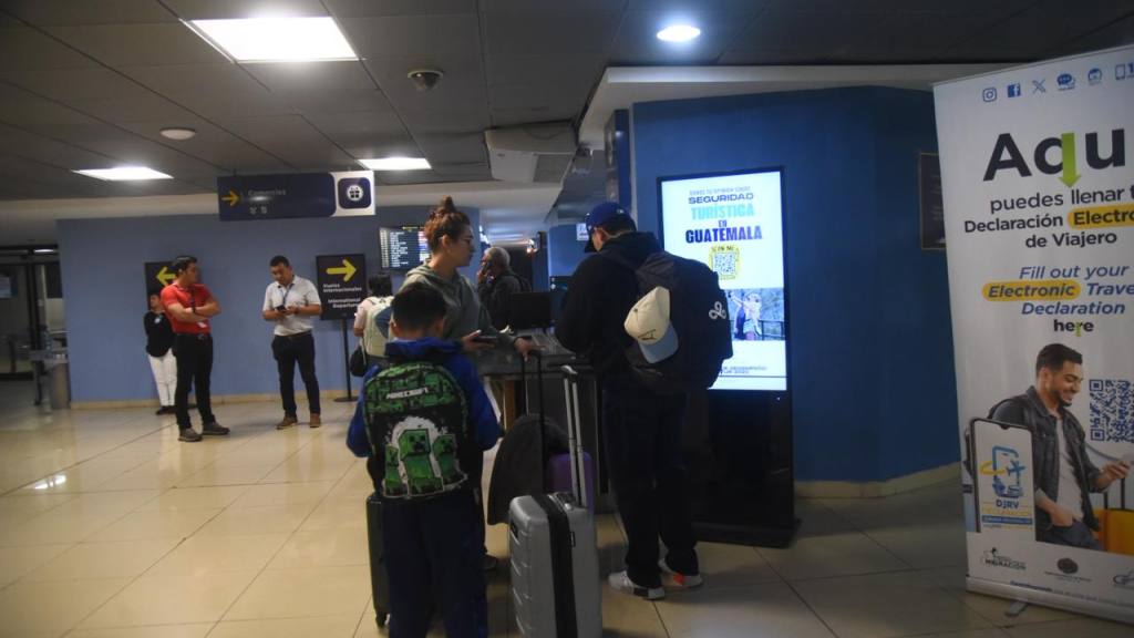 DGAC presenta nuevos escáner en aeropuerto internacional La Aurora. | Omar Solís/EU