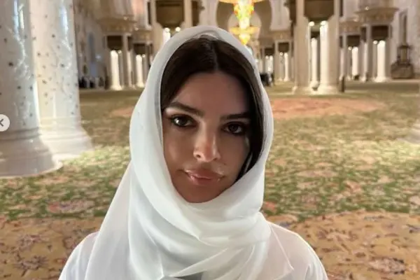 Emily Ratajkowski recibe críticas por hacer twerking en supermercado de Abu Dabi