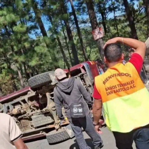 El vehículo quedó volcado en un sector de Totonicapán. ,Bomberos Municipales Departamentales