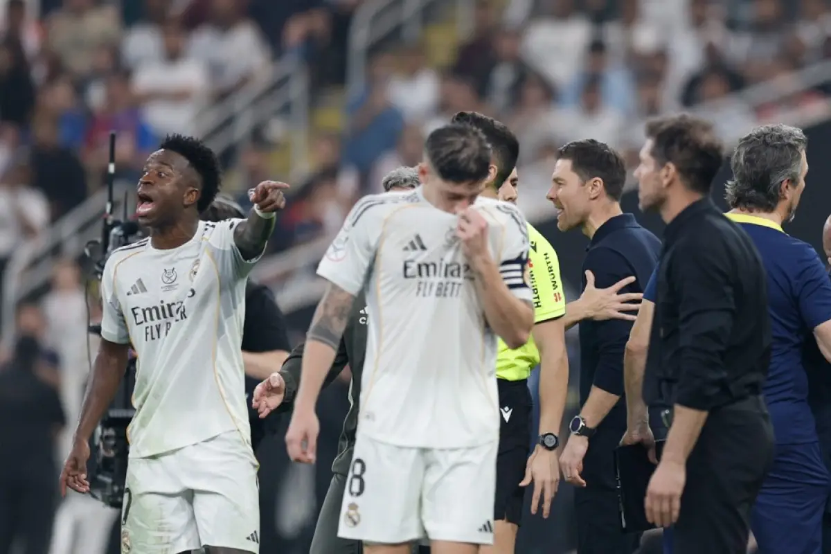 Vinícius y Diego Simeone durante una discusión en semifinal de la Supercopa de España 