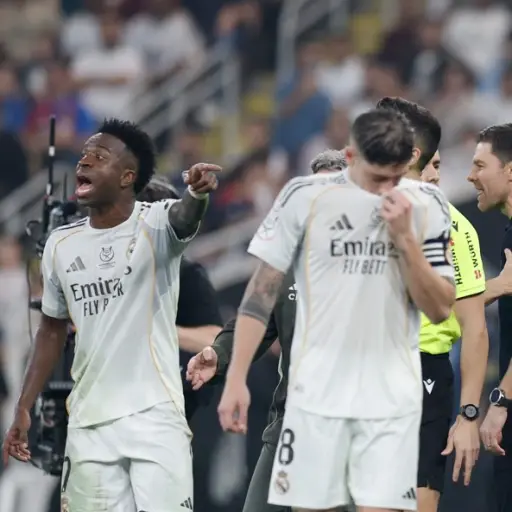 Vinícius y Diego Simeone durante una discusión en semifinal de la Supercopa de España 