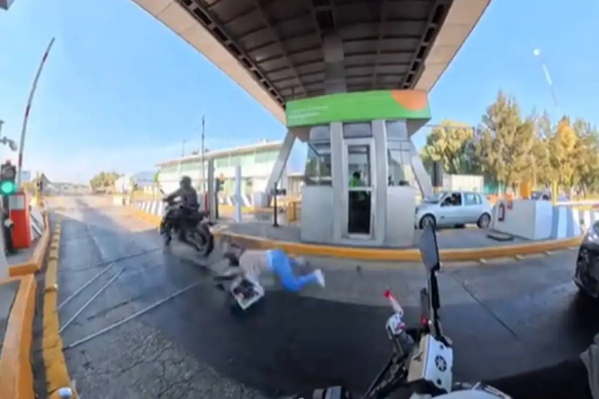 Motociclista acelera para no pagar peaje y su acompañante cae al pavimento., Captura de pantalla video TikTok..