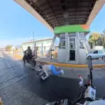 VIDEO. Motorista intenta evadir pago de peaje, acelera y deja tirada a su novia t