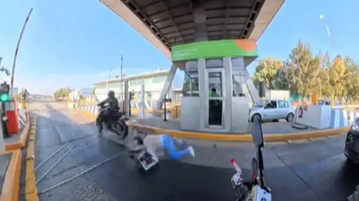 Motociclista acelera para no pagar peaje y su acompañante cae al pavimento. ,Captura de pantalla video TikTok..