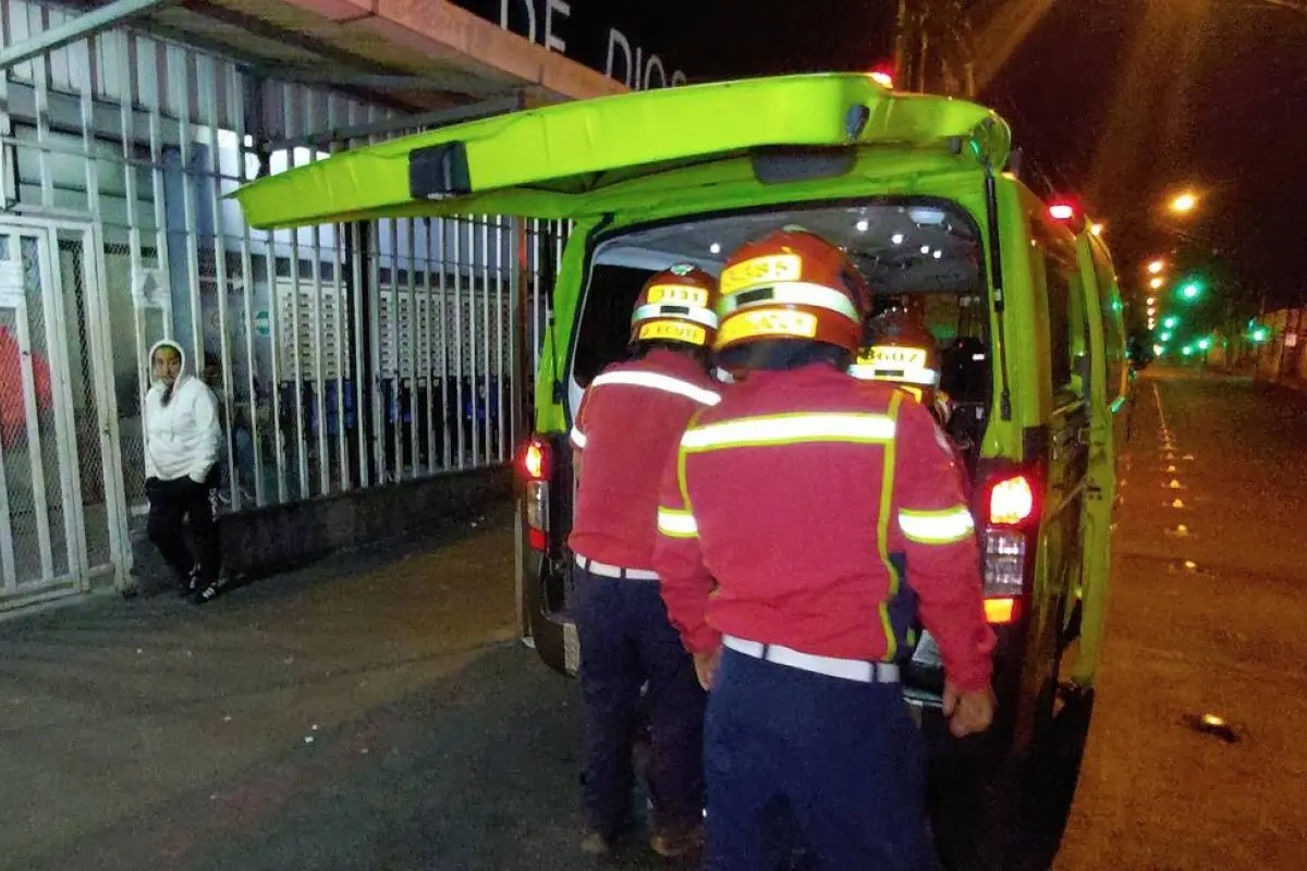 El paciente fue trasladado al hospital San Juan de Dios., Bomberos Municipales