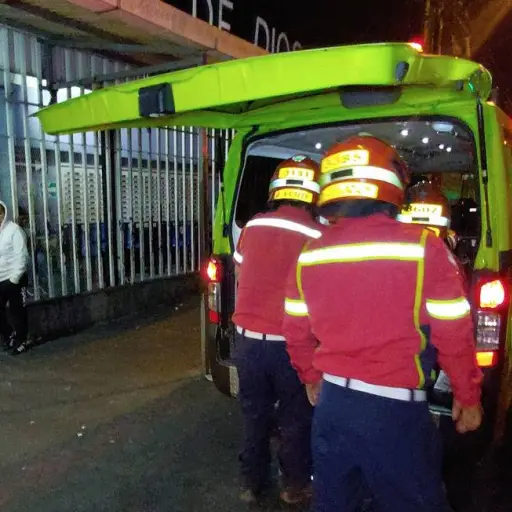 El paciente fue trasladado al hospital San Juan de Dios. ,Bomberos Municipales