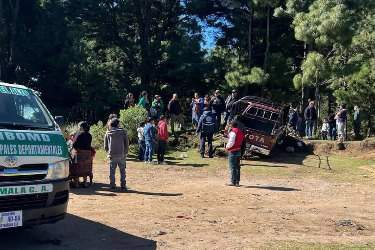 Al menos 15 personas viajaban en el picop accidentado en Totonicapán., Bomberos Municipales Departamentales