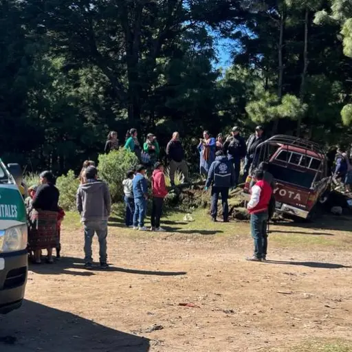 Al menos 15 personas viajaban en el picop accidentado en Totonicapán. ,Bomberos Municipales Departamentales