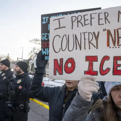 Persona sostienen carteles durante una manifestación por la muerte de Renee Good este viernes, en Minneapolis (EE.UU.). ,EFE
