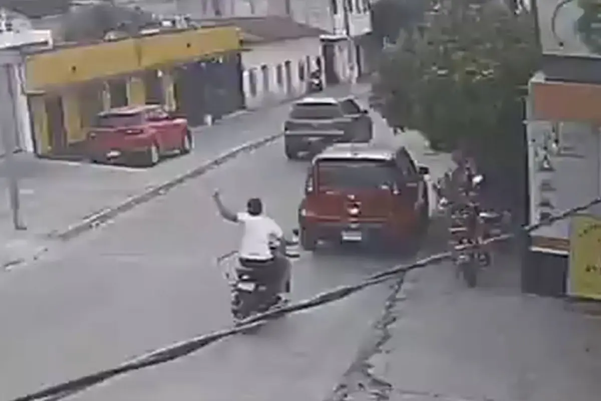 Por una distracción, motorista se estrella contra vehículo., Captura de pantalla video de X.