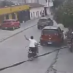 Video muestra choque de motorista contra vehículo estacionado tras breve distracción en Zacapat