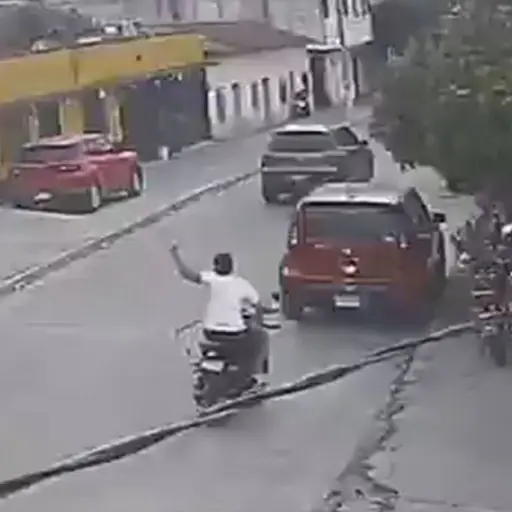 Por una distracción, motorista se estrella contra vehículo. ,Captura de pantalla video de X.