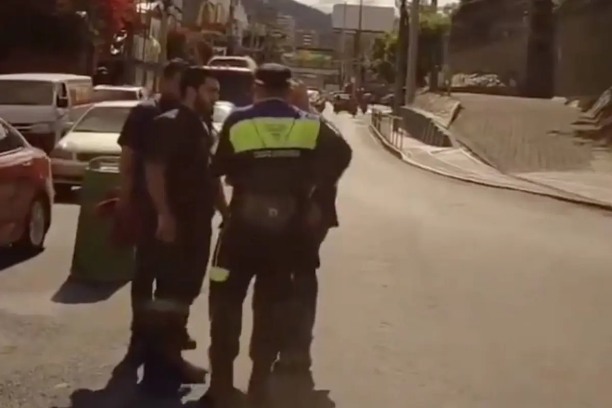 Tres hombres rodean y amenazan a agente de la PMT., Captura de pantalla video de X.