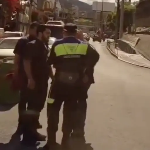 Tres hombres rodean y amenazan a agente de la PMT. ,Captura de pantalla video de X.