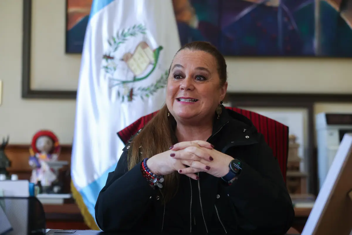 Fotografía que muestra a la ministra de Educación de Guatemala, Anabella Giracca, hablando en una entrevista con EFE en Ciudad de Guatemala (Guatemala), EFE/ Mariano Macz
