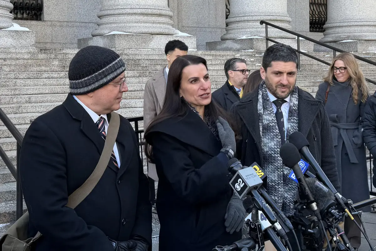 Los integrantes del equipo de defensa de Luigi Mangione; Marc Agnifilo (i), Karen Agnifilo (c), y Jacob Kaplan hablan durante una rueda de prensa este viernes, frente a un tribunal federal en Nueva York, EFE