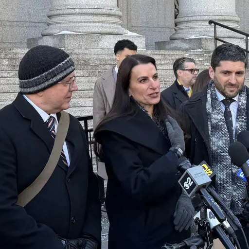Los integrantes del equipo de defensa de Luigi Mangione; Marc Agnifilo (i), Karen Agnifilo (c), y Jacob Kaplan hablan durante una rueda de prensa este viernes, frente a un tribunal federal en Nueva York ,EFE