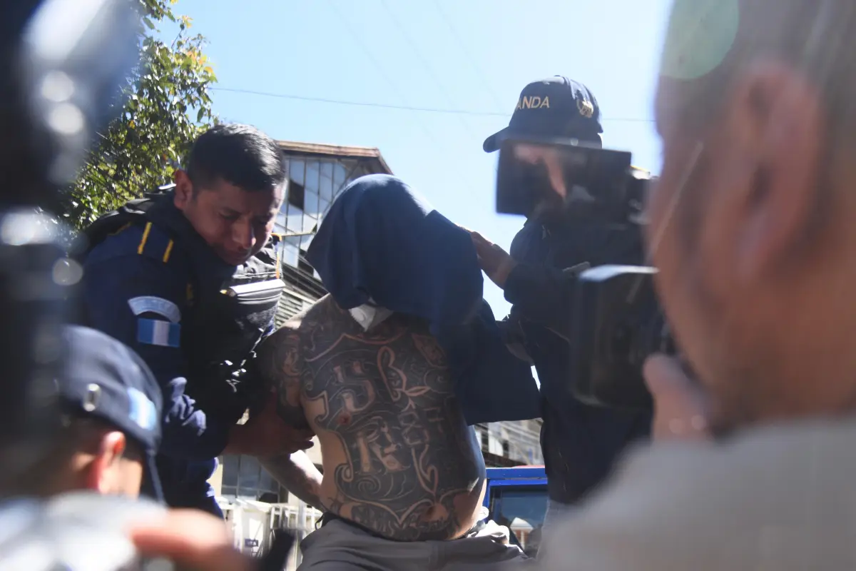 Carlos Agustín Reyes Popol, alias “el Joker", reo fugado de Fraijanes II, al momento de ser ingresado a la Torre de Tribunales., Omar Solís/Emisoras Unidas