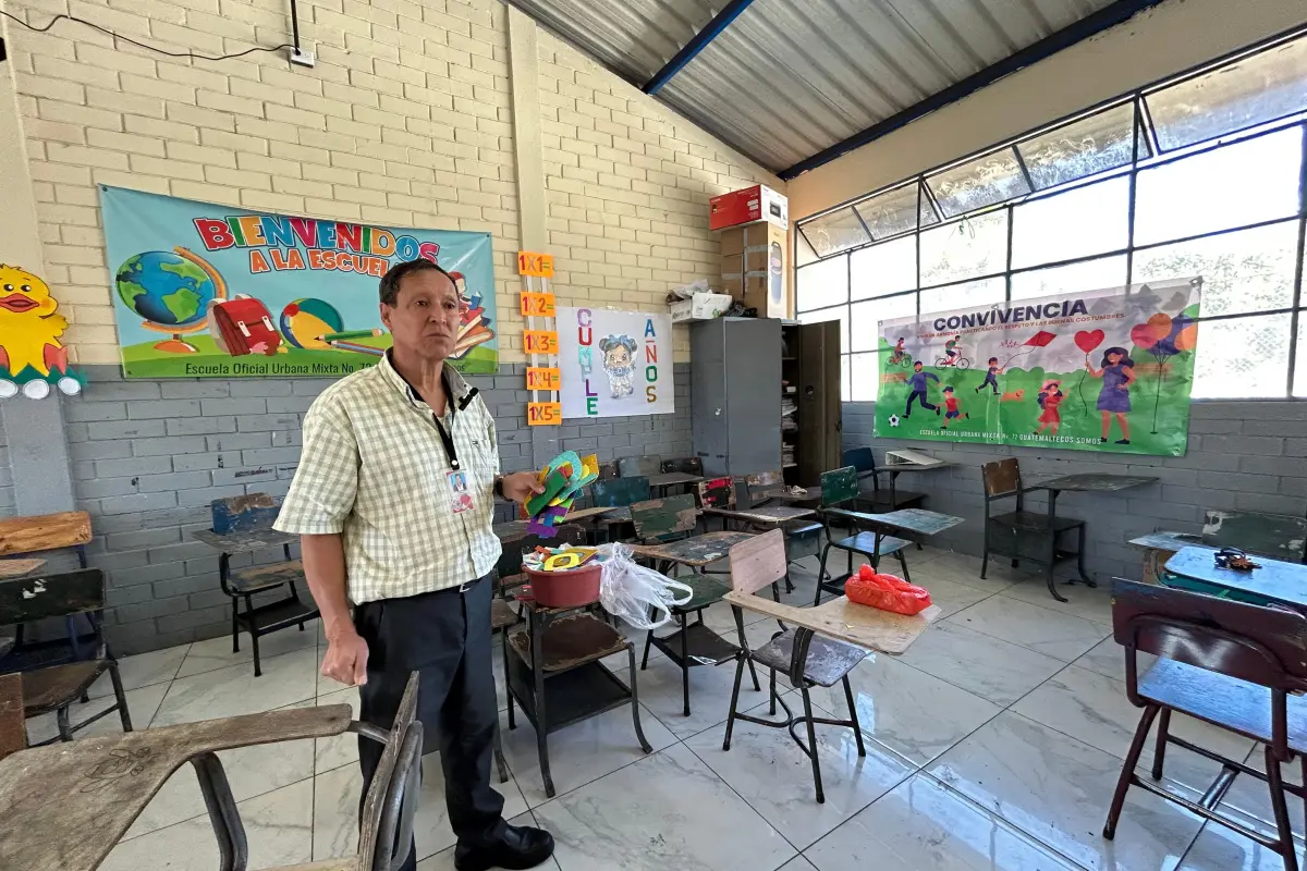 Carlos Maximiliano Rodriguez, docente del tercer grado primaria de la Escuela Guatemaltecos Somos., Foto Omar Solís