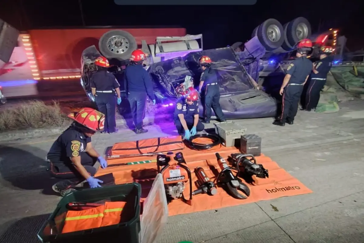 El cabezal y el furgón quedaron volcados en el arriate central., Bomberos Municipales Departamentales. 