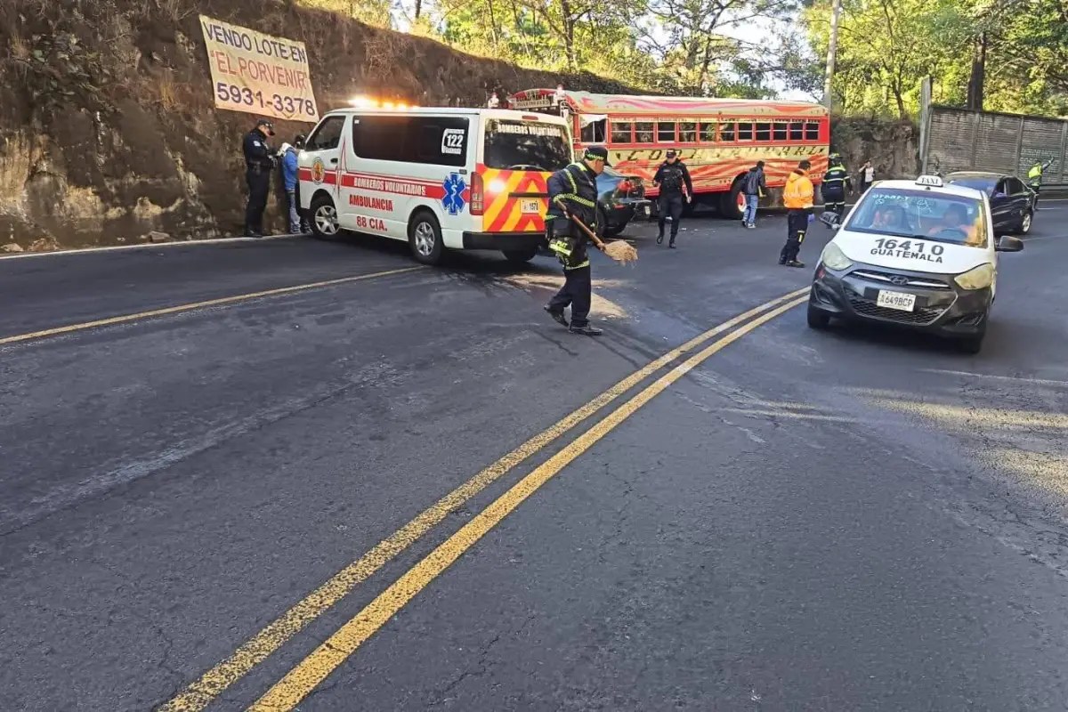 El choque entre un bus y un sedán dejaron dos heridos y fuerte congestionamiento en Avenida Hincapié., Bomberos Voluntarios.