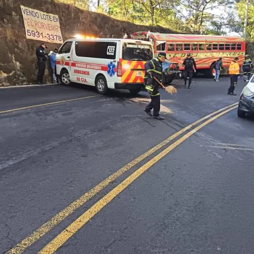 El choque entre un bus y un sedán dejaron dos heridos y fuerte congestionamiento en Avenida Hincapié. ,Bomberos Voluntarios.