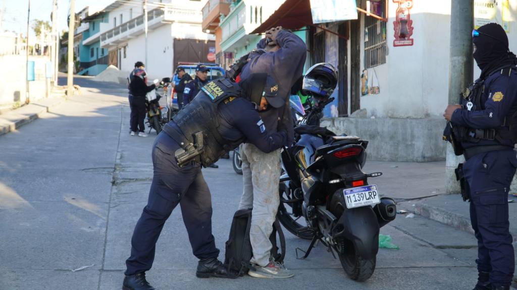 Desarrollan allanamientos y registros preventivos en zona 18 | PNC de Guatemala