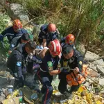 Los cuerpos de rescate trabajaron para rescatar a las dos víctimas con vida. ,Bomberos Municipales Departamentales. 