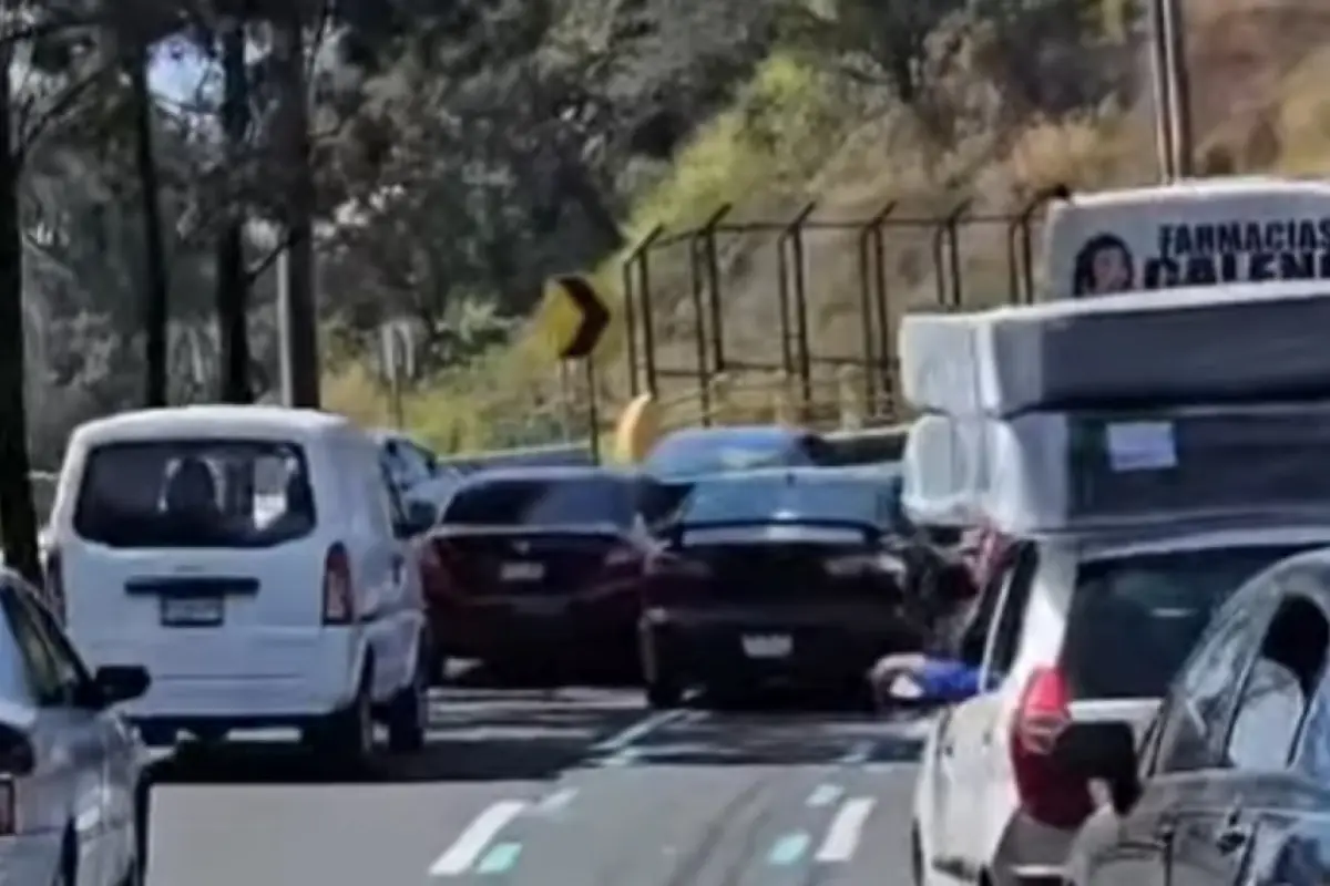 El conductor del carro manejó con exactitud milimétrica para no chocar con el resto de vehiculos de cuatro ruedas., Captura de pantalla. 