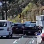 El conductor del carro manejó con exactitud milimétrica para no chocar con el resto de vehiculos de cuatro ruedas. ,Captura de pantalla. 