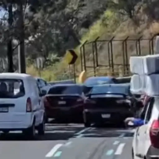 El conductor del carro manejó con exactitud milimétrica para no chocar con el resto de vehiculos de cuatro ruedas. ,Captura de pantalla. 