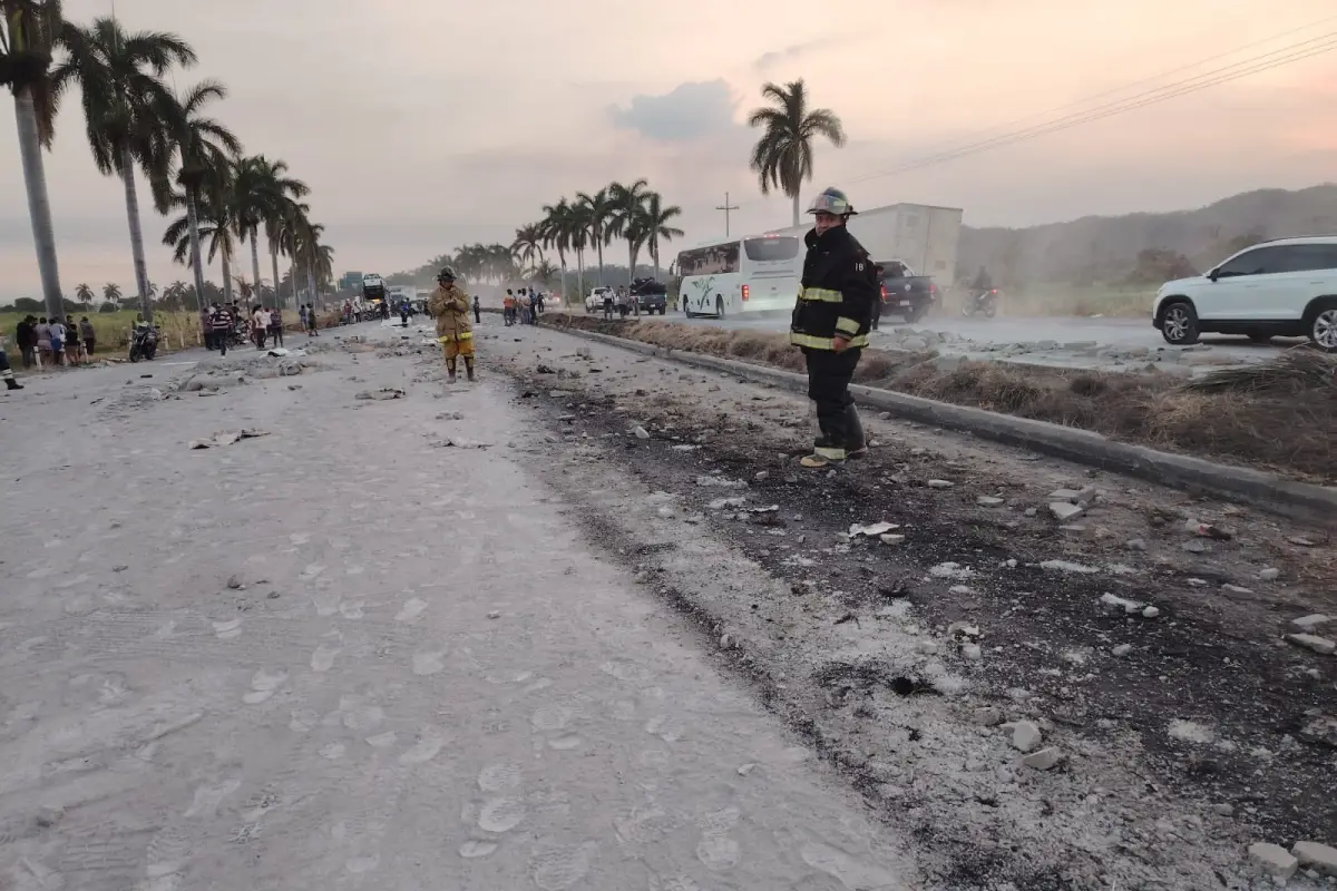 El asfalto quedó cubierto de material arenoso tras el impacto., Bomberos Voluntarios.