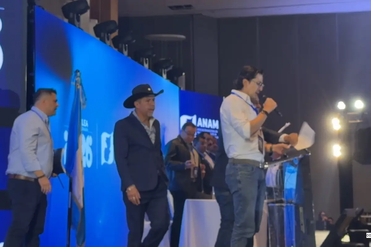 En otro momento tenso, Arredondo arrebató el documento de resultados al maestro de ceremonias., Captura de pantalla.